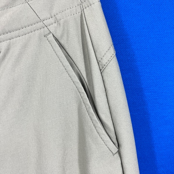 Like New |•PRANA•| Tan Knee Length Articulated Active Pants Size 6 - Picture 5 of 16